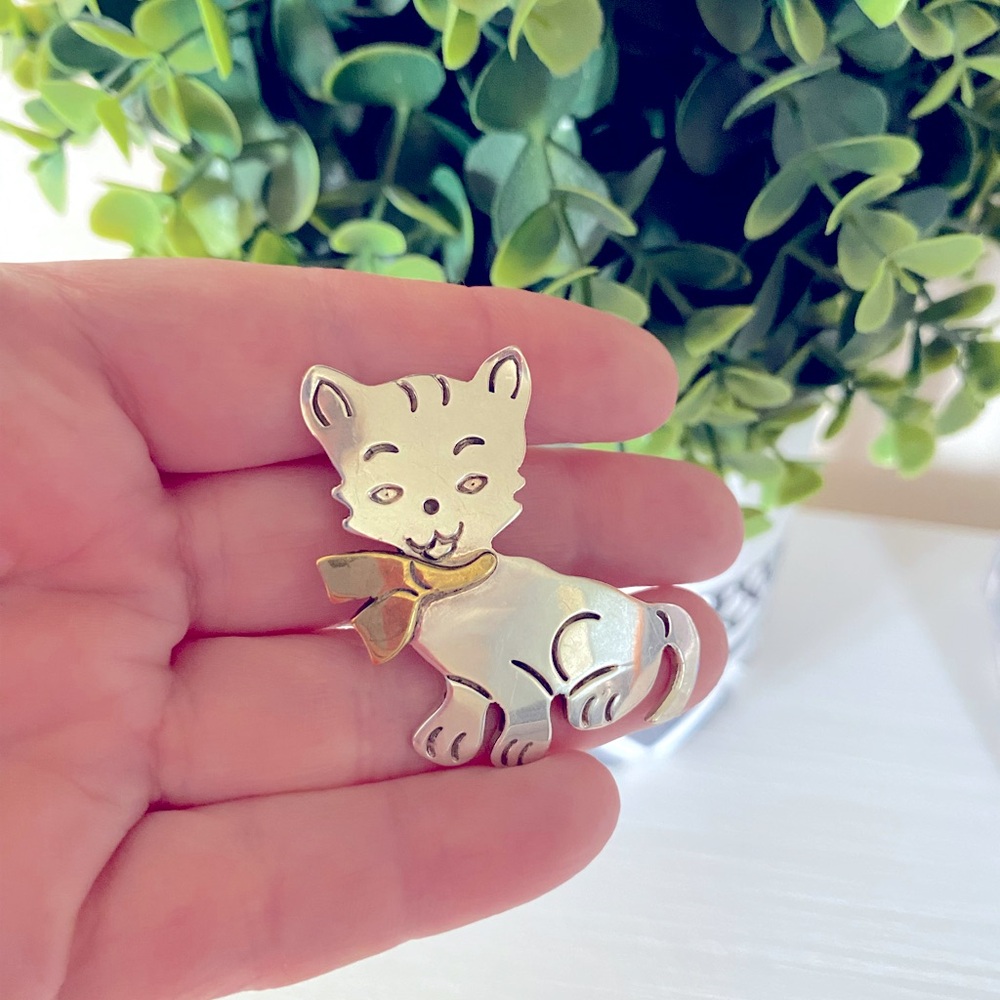 Beautiful vintage Taxco Mexico 925 Sterling silver rare Cat kitty with bow Pin